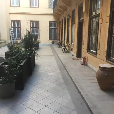 Kiraly Street アパート